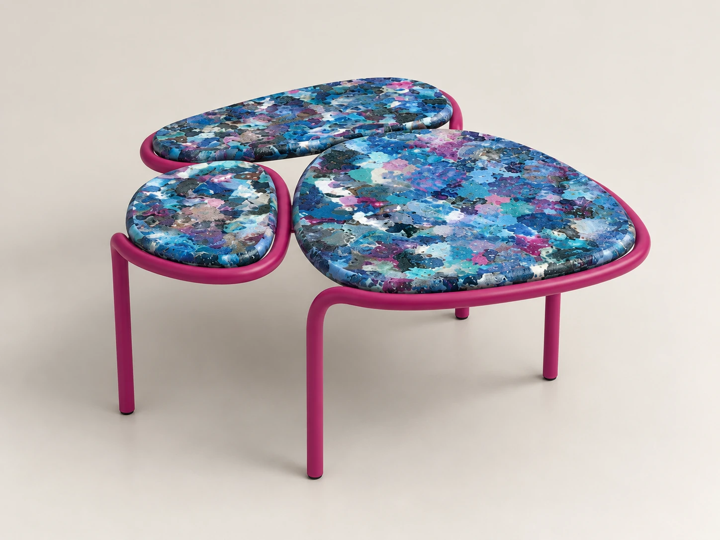 Mesa Iracema: mesa de centro com tampos orgânicos em plástico reciclado azul e estrutura rosa