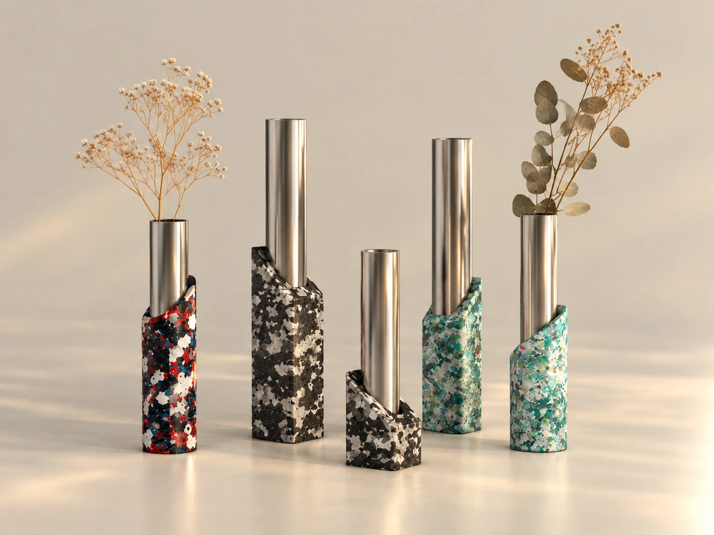 Vasos Macabéa: vasos solitários com base em plástico reciclado colorido e tubo metálico